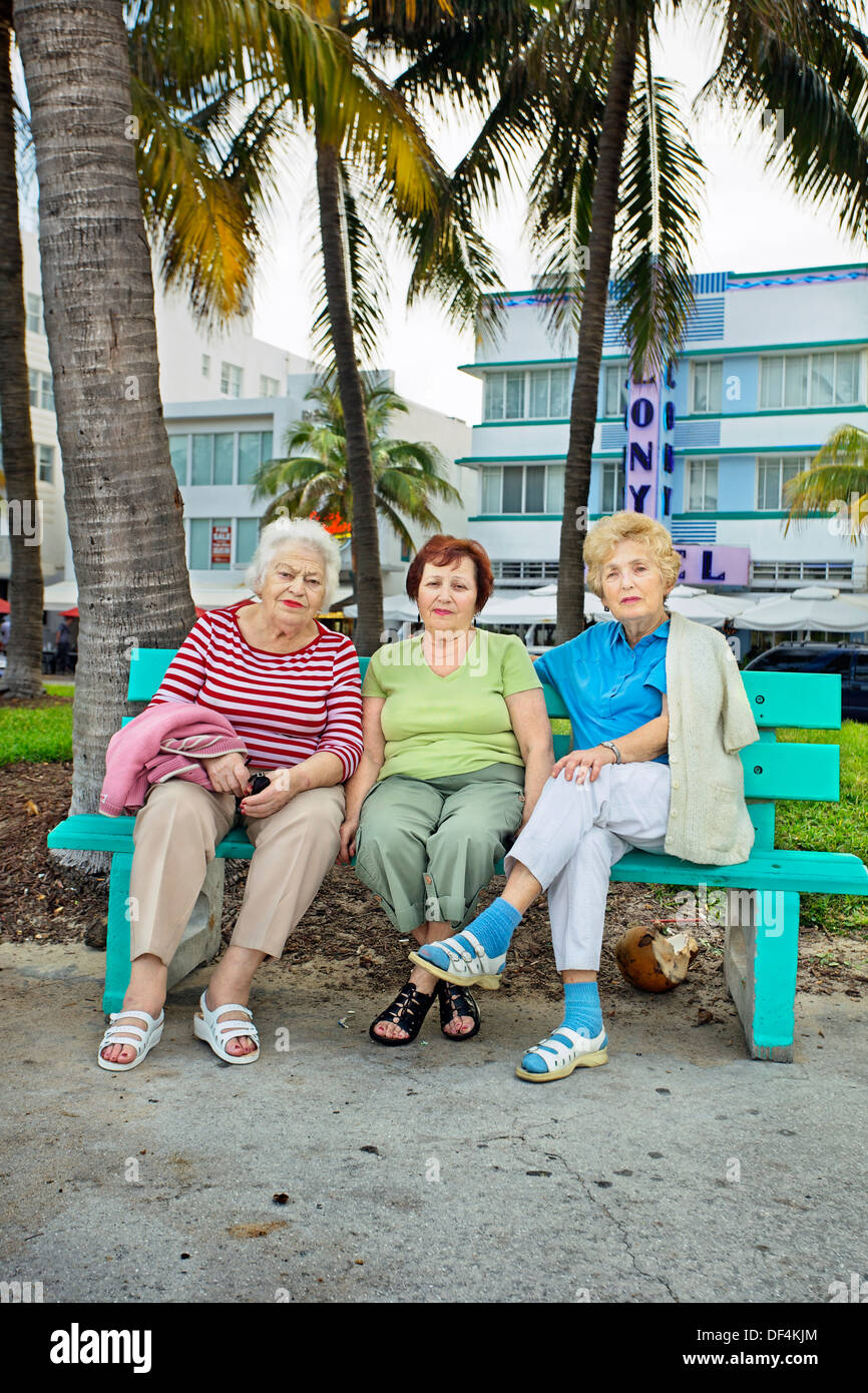 old-women-ocean-drive-south-beach-art-deco-district-miami-beach-florida-DF4KJM.jpg