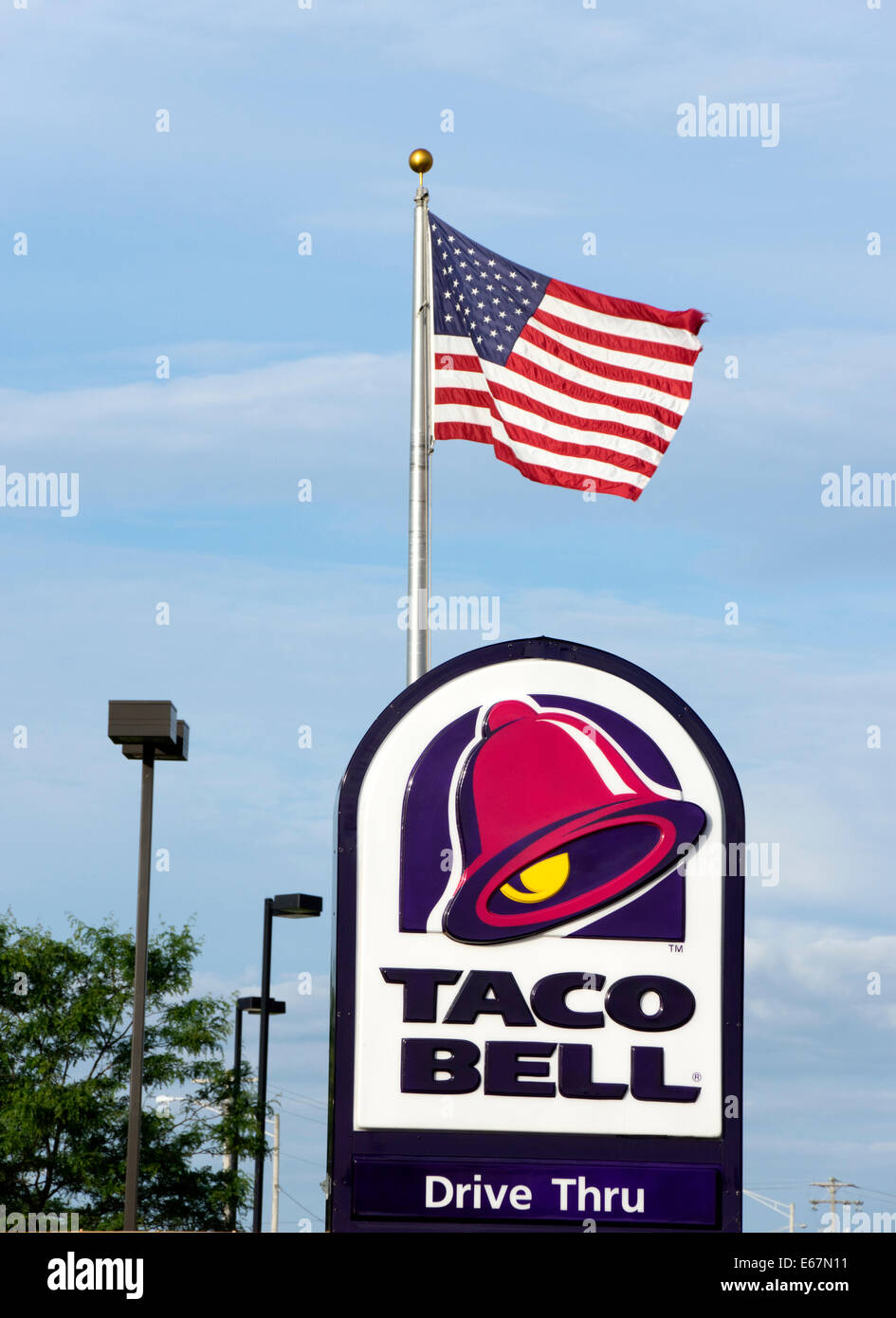 taco-bell-restaurant-sign-by-american-flag-E67N11.jpg