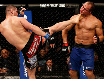Cain-Velasquez-nails-JDS-with-a-head-kick--UFC-155-Zuffa-e1356918331463_display_image.png