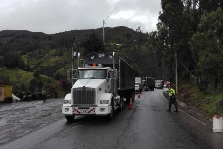 Colombia-sends-46-trucks-to-restock-after-120000-Venezuelans-cross-border-to-buy-goods.jpg
