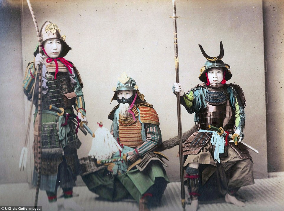 3C89EAD100000578-4161102-Three_Japanese_Samurai_warriors_pictured_in_their_colourful_war_-a-1_1485460858769.jpg