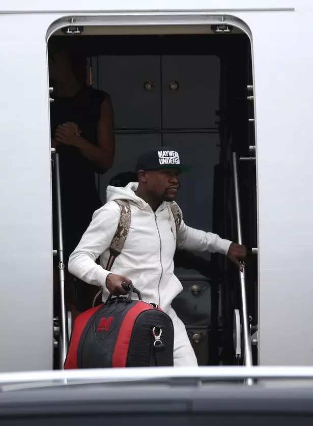 PAY-FLYNET-Exclusive-Irish-Fighter-Colin-McGregor-And-US-Boxer-Floyd-Mayweather-Land-In-The-UK.jpg