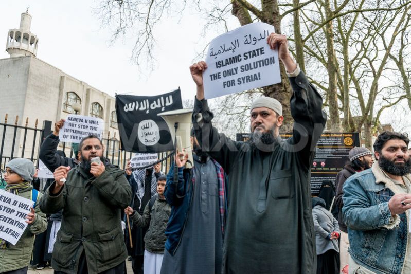 1390584580-followers-of-radical-islamist-anjem-chaudry-protesting-in-london_3746165.jpg