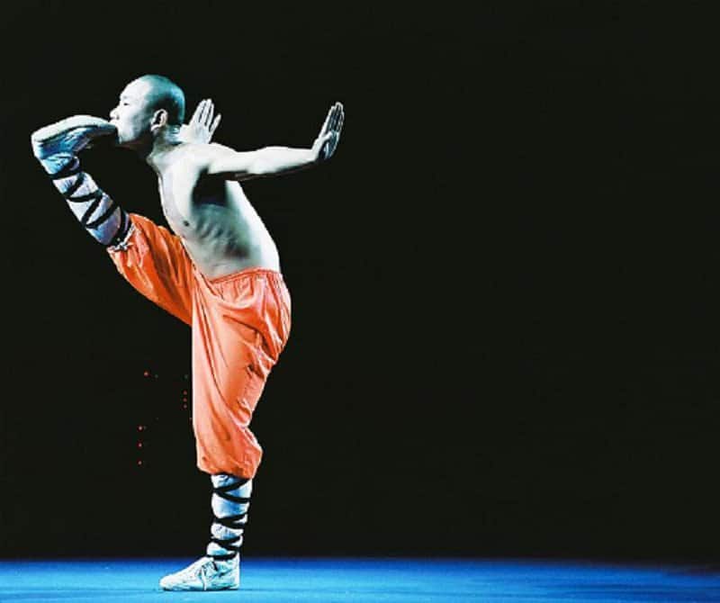 10-unbelievable-pictures-that-showcase-the-abilities-of-shaolin-monks-2.jpg