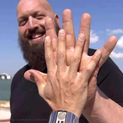 the-big-show-hand-is-more-than-twice-as-big-as-that-of-a-normal-adult-man-400x400.jpg