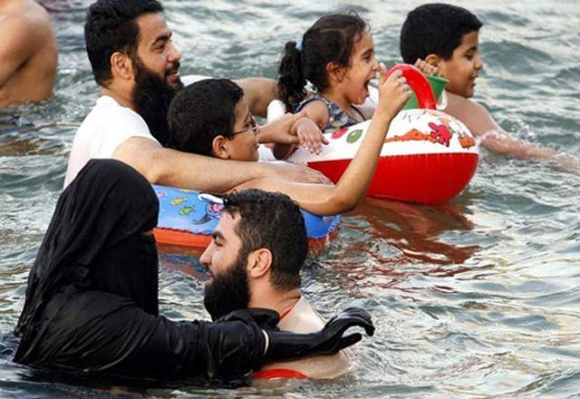 Awkward-Funny-Family-Vacation-Photos-muslim.jpg