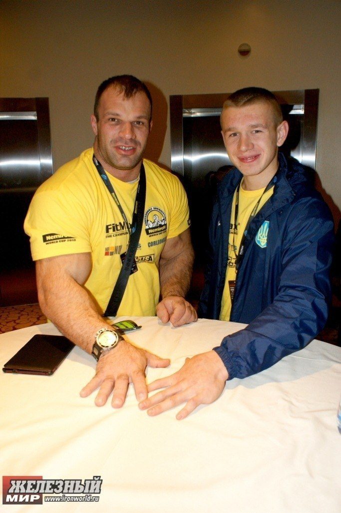 Denis-Cyplenkov-vs.-Oleg-Zhokh-hand-size-comparison-3.jpg